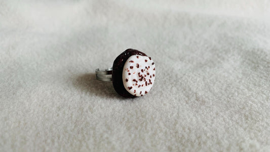 Adjustable Oreo chocolate crumb cookie ring