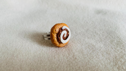 Adjustable cinnamon roll cookie ring