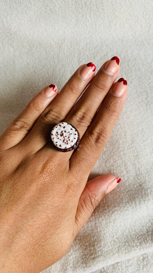 Adjustable Oreo chocolate crumb cookie ring