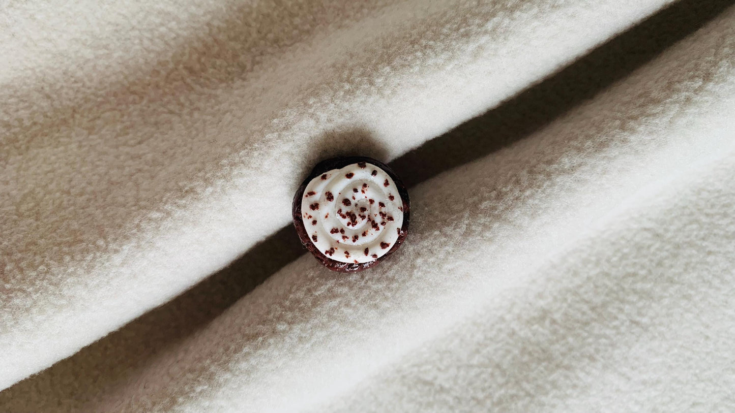 Adjustable Oreo chocolate crumb cookie ring