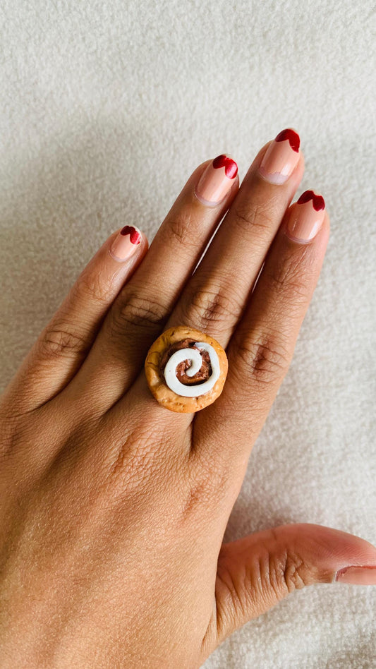 Adjustable cinnamon roll cookie ring