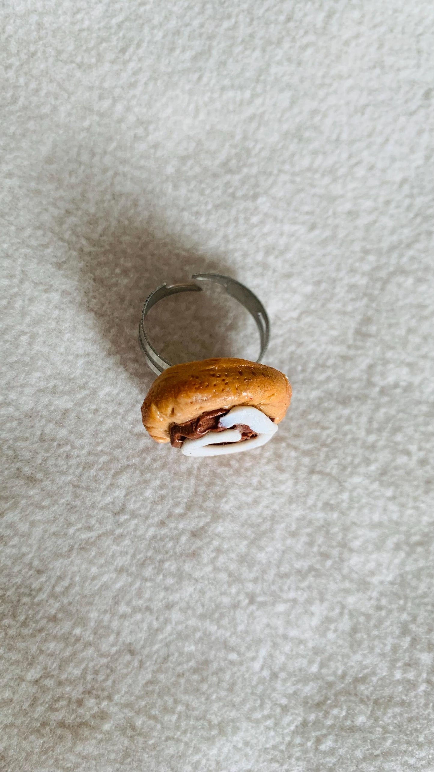 Adjustable cinnamon roll cookie ring