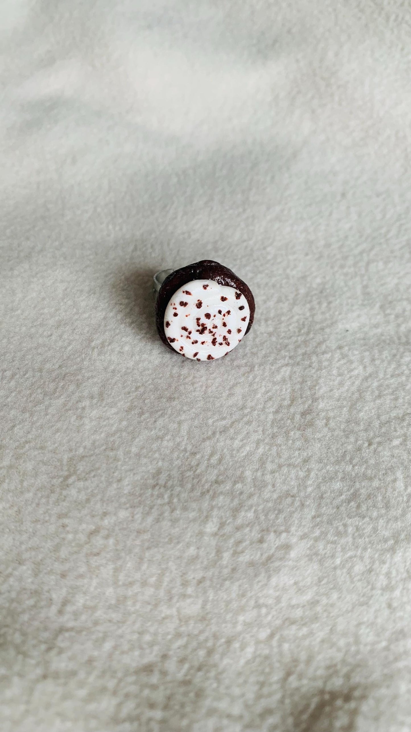 Adjustable Oreo chocolate crumb cookie ring