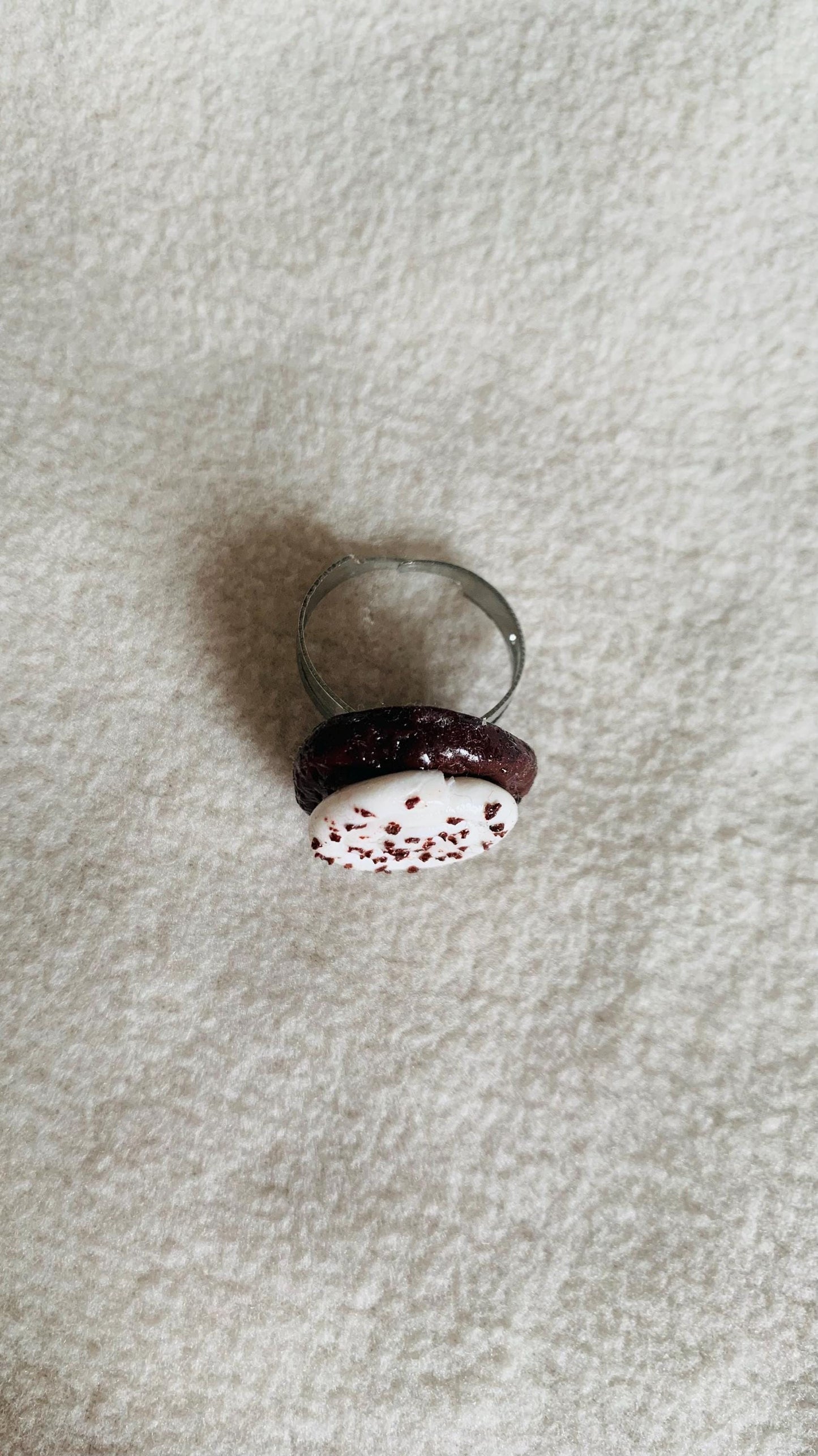 Adjustable Oreo chocolate crumb cookie ring