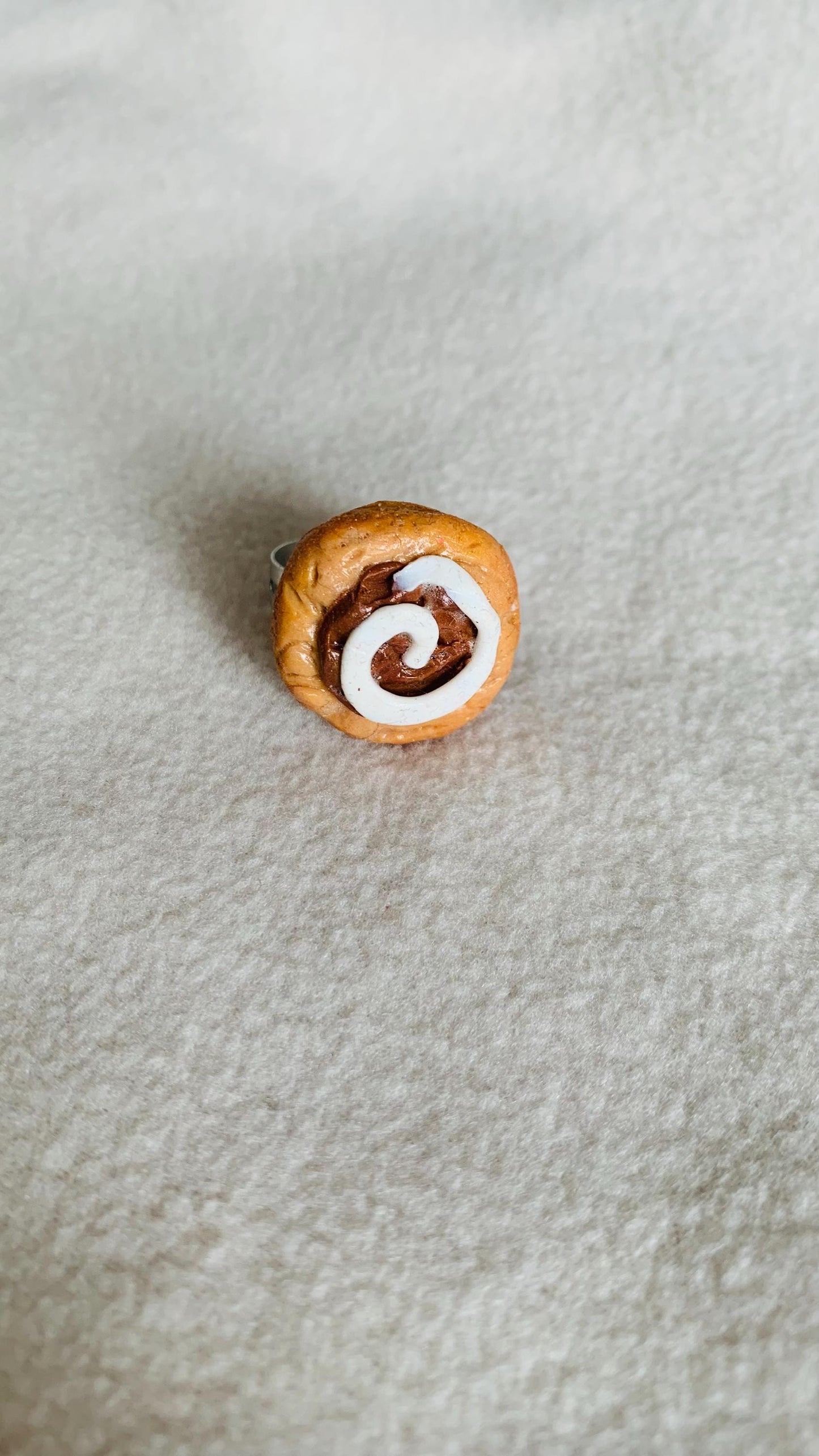 Adjustable cinnamon roll cookie ring